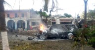 Estalla vehículo con explosivos frente a comandancia de la Policía Comunitaria en Coahuayana, Michoacán; reportan heridos y fallecidos