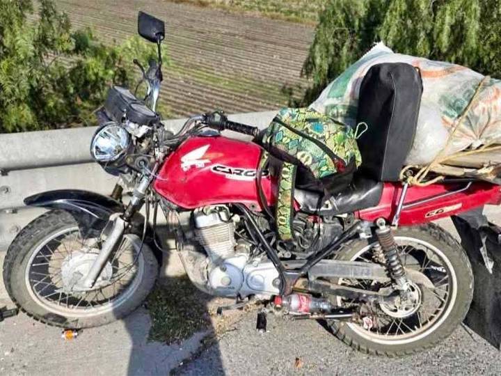 Motociclista pierde el control de su unidad y muere al salir del camino