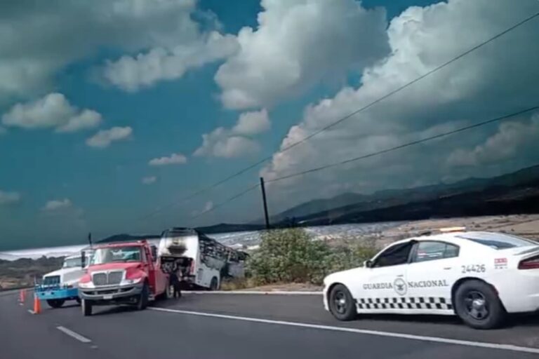 Autobús se incendia tras salida de camino en la carretera Pachuca