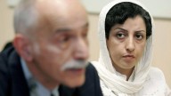 La premio Nobel de la Paz iraní Narges Mohammadi, detenida de nuevo "de forma violenta"