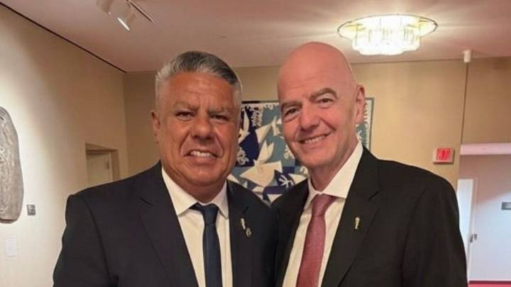 Chiqui Tapia se mostró con el presidente de la FIFA en la previa al sorteo del Mundial
