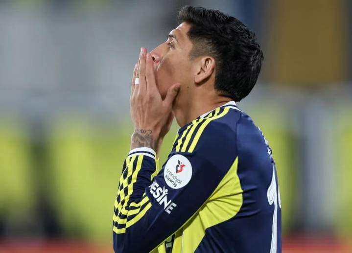 Le anulan gol a Edson Álvarez en clásico turco