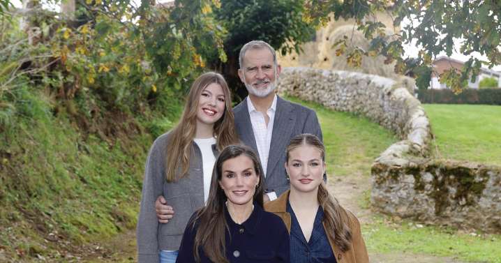 Los Reyes y sus hijas felicitan la Navidad con una imagen rural tomada en el pueblo asturiano de Valdesoto