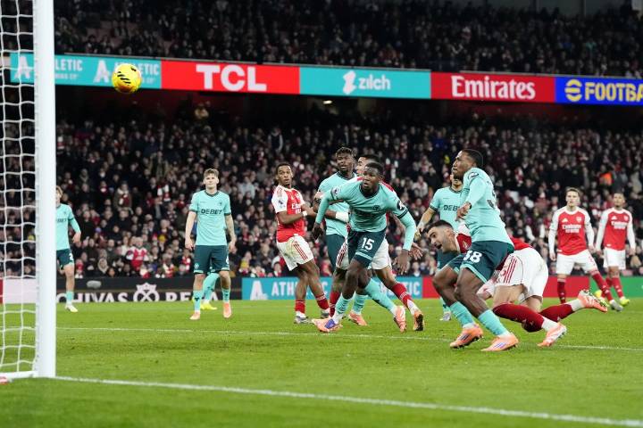 Arsenal need last-gasp winner against plucky Wolves to move five points clear