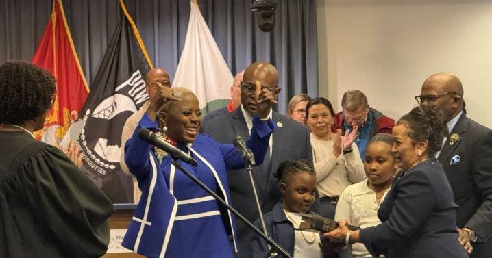 Newly elected city council members take oath of office