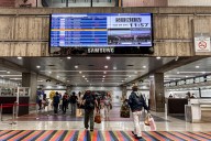 "Si lo escuchan a uno hablando un poquito de más (en el aeropuerto) es un problema"