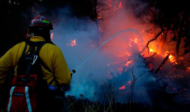 Bomberos controla incendio cerca de la Estación de Servicios de San Antonio