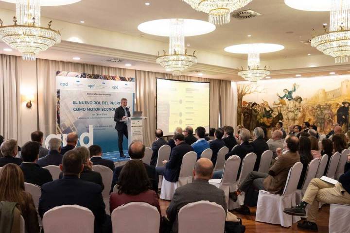 APD reúne a un centenar de directivos cántabros en una jornada centrada en el nuevo rol del Puerto