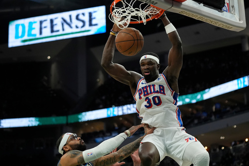 Gran noche de los suplentes ayuda a los 76ers a vencer 116