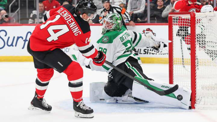 Oettinger makes 30 saves, Stars shut out Devils