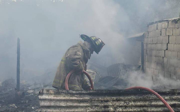 Quema de cobre ocasiona incendio en tres tejabanes, en Nuevo León