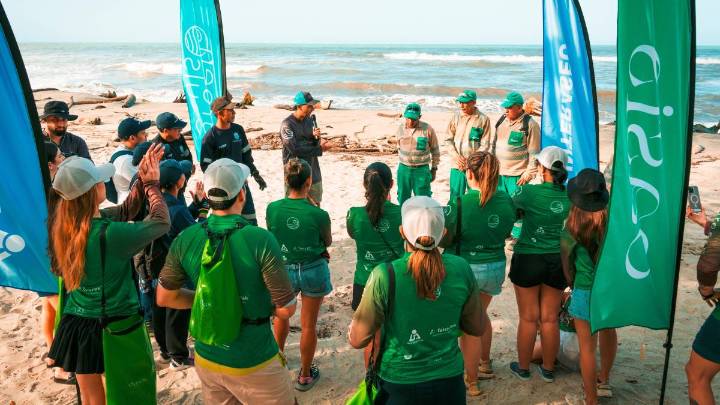 La empresa paisa que está limpiando las playas del mundo y recuperando los corales en San Andrés