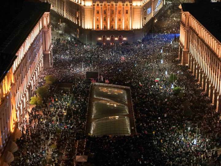 El gobierno búlgaro dimite tras semanas de protestas callejeras