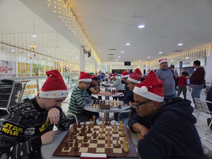 Entrega Liga Municipal de Ajedrez al IMDEJ juguetes para Santa Bombero