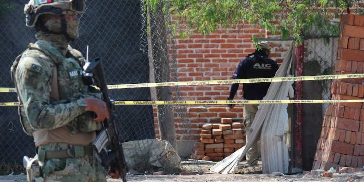 Capturan y procesan a dos sujetos por ataque armado contra agentes de la Fiscalía de Guanajuato, les decomisaron un arsenal
