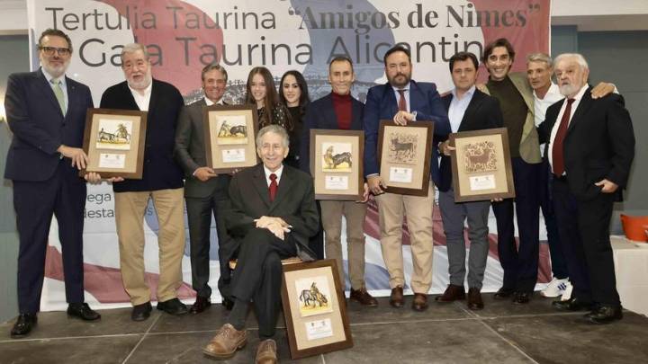 300 aficionados acuden a la gala de los premios taurinos “Amigos de Nîmes”