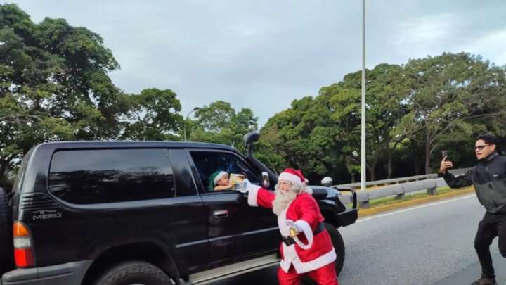 El Santa de la Cota Mil le dio inicio a la Navidad en Caracas 