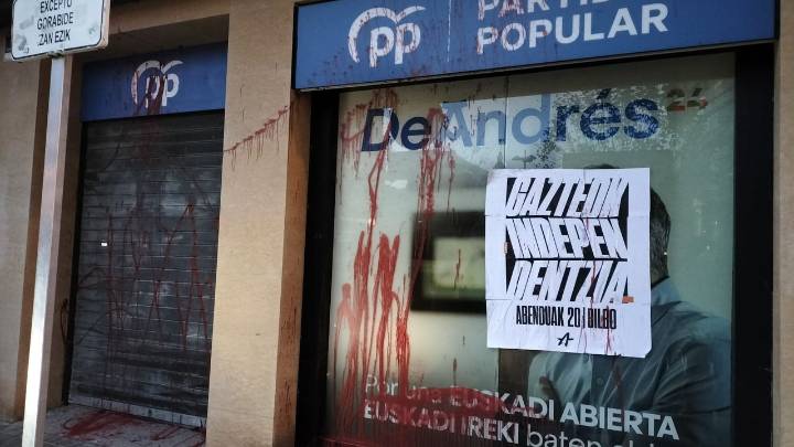 El PP denuncia la vandalización de su sede en Bilbao por las juventudes de Otegi ante el aniversario de la democracia