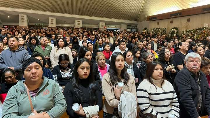 Fieles acuden a la Basílica para las mañanitas a la Virgen de Guadalupe