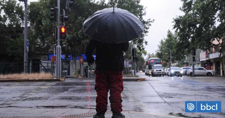 ¿A votar con paraguas? Pronostican lluvia este domingo en la RM durante la segunda vuelta presidencial