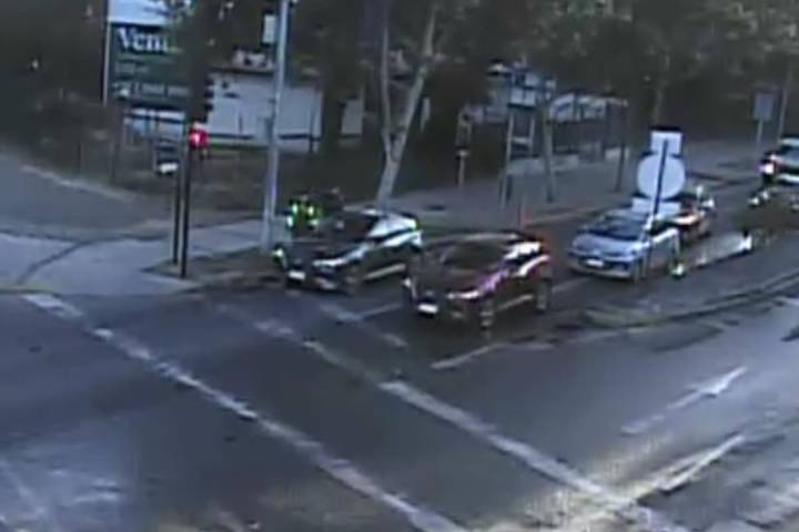 Auto abandonado tras encerrona causa congestión en Providencia: habría sido robado a la salida del consulado de Bolivia