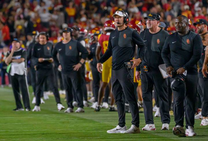 USC RB Announces Big Career News for Lincoln Riley on Saturday Lincoln Riley gets a big boost as USC's standout RB announces his return for 2026 instead of declaring for NFL Draft. Yogesh Thanwani 1 h