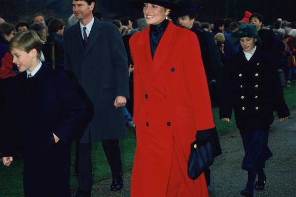 Diana de Gales con un abrigo en Sandringham creó una tendencia navideña para siempre