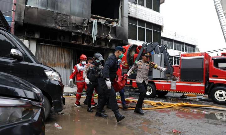 Indonesia investiga el incendio de un edificio en Yakarta que ha dejado 22 muertos
