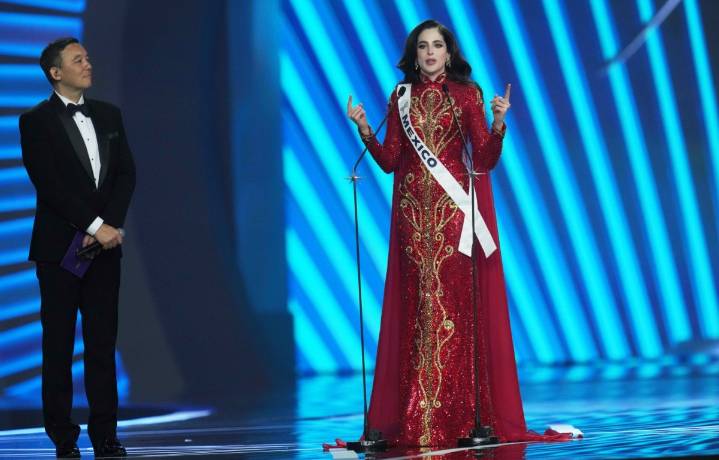 Fátima Bosch, Miss Universo 2025, llega a Estados Unidos y es recibida por fanáticos