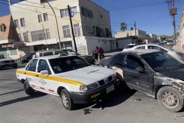 Choca contra taxi al cruzar sin precaución en el Centro de Saltillo; presuntamente le cedieron el paso