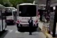 Liniers: un inspector saludaba a un chofer y un colectivo que hacía marcha atrás lo atropelló