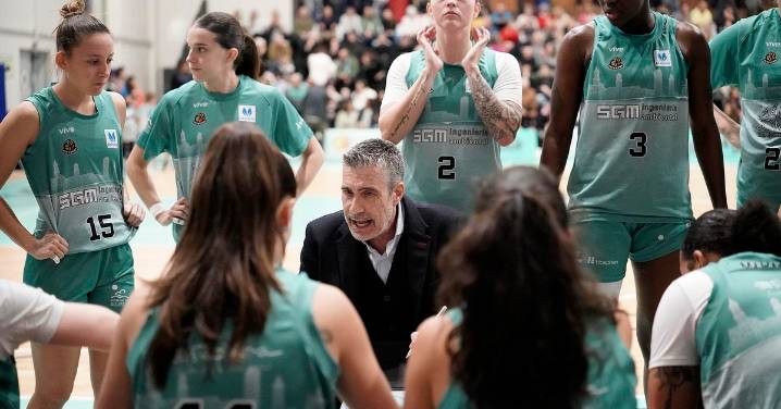 El CAB Estepona destituye a Francis Tomé