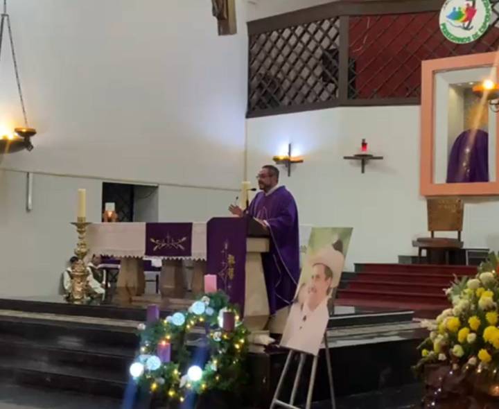 Recuerdan con misa a Carlos Manzo en Uruapan