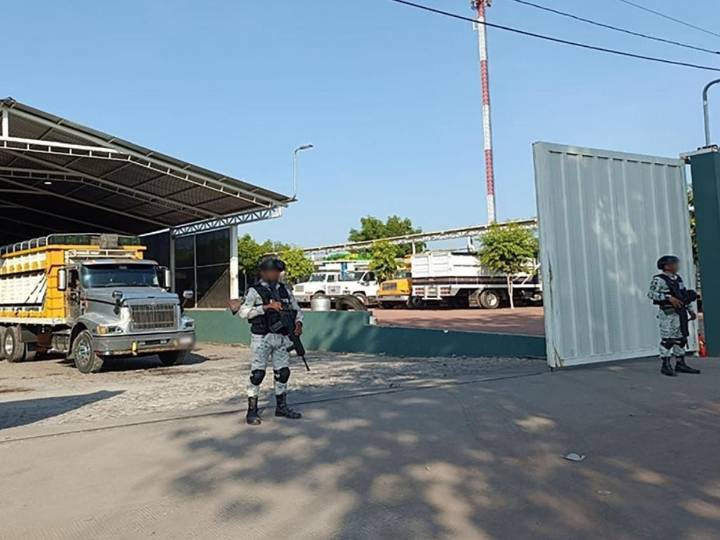 Detienen a 10 personas en Michoacán con armas y drogas