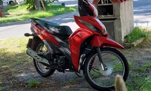 Armados y violentos le robaron la moto a un joven en La Plata