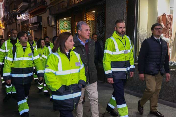 Una pareja de serenos salva del suicidio a un hombre de 30 años, en el Puente de San Pablo