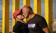 Personas que viven con VIH desafían “con besos” el estigma en la frontera México