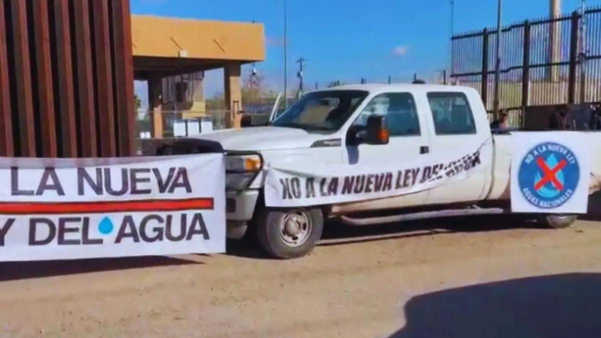 Por segundo día consecutivo agricultores bloquean garita en Agua Prieta