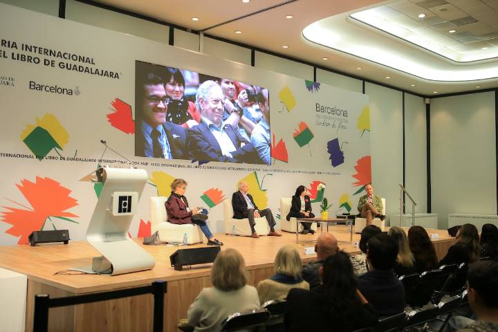 Vargas Llosa, el humanista multifacético que marcó a generaciones, es recordado en la FIL Guadalajara