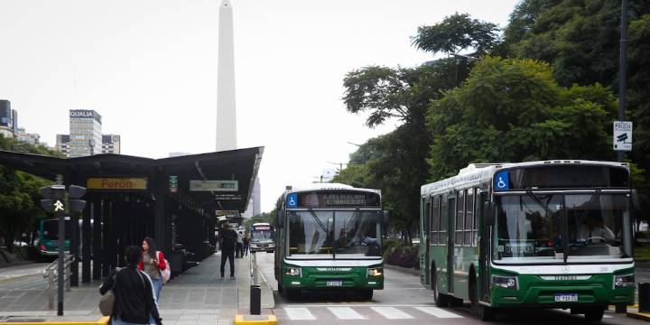 La UTA denunció que hay empresas de colectivos que no pagaron los sueldos y amenaza con hacer un paro este viernes