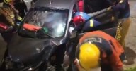 Video: tres heridos, uno atrapado, tras chocar contra un separador vial en avenida de Manizales