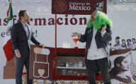 Brozo y Loret se “cuelan” a celebración de la 4T en el Zócalo; llaman “carrito de tamales” a Farmacias del Bienestar