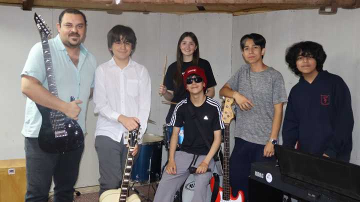 Estudiantes del Liceo Diego Portales de San Carlos entre los ganadores del concurso nacional “Los Jaivas Siempre”