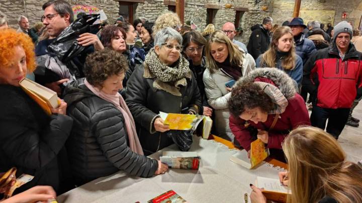 El público arropa a Luz Gabás en la presentación en Benasque de su libro