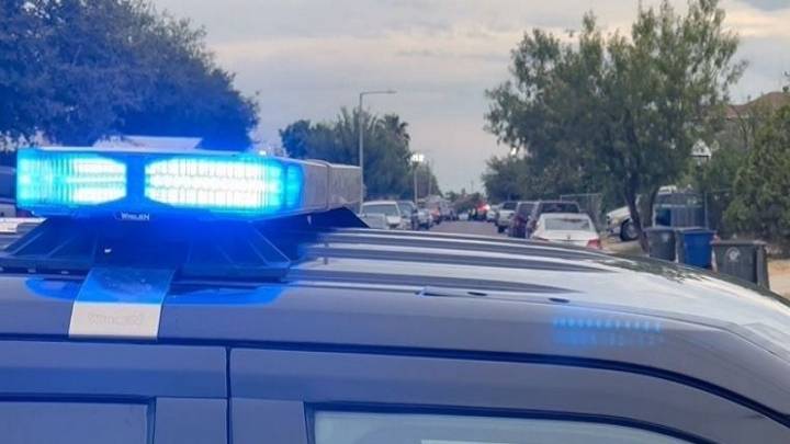 Joven borracho huye de la policía y casi se impacta con un tractor en Laredo