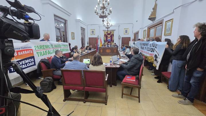 SOS Barbate – Salvemos Trafalgar acusa al alcalde de Barbate de “abuso de autoridad” en el Pleno
