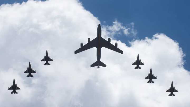 Los primeros seis aviones F-16 arribaron al país desde Dinamarca: "Argentina potencia"