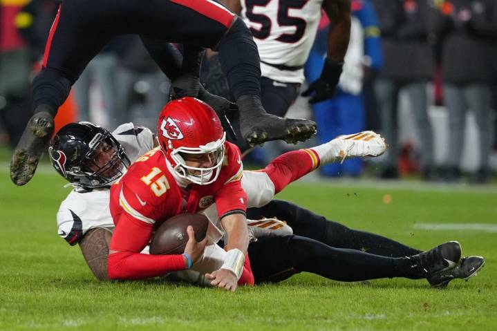 10 months after Super Bowl, Mahomes and Hurts struggle in historic week of turnovers