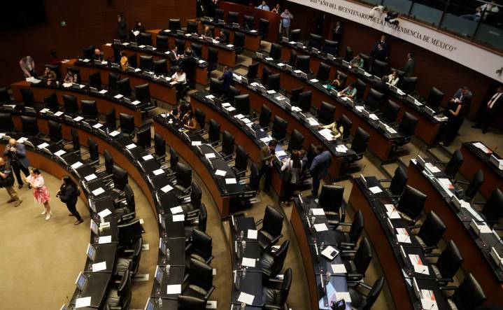 Inicia debate sobre lista de 10 candidaturas a la FGR con cambio de última hora