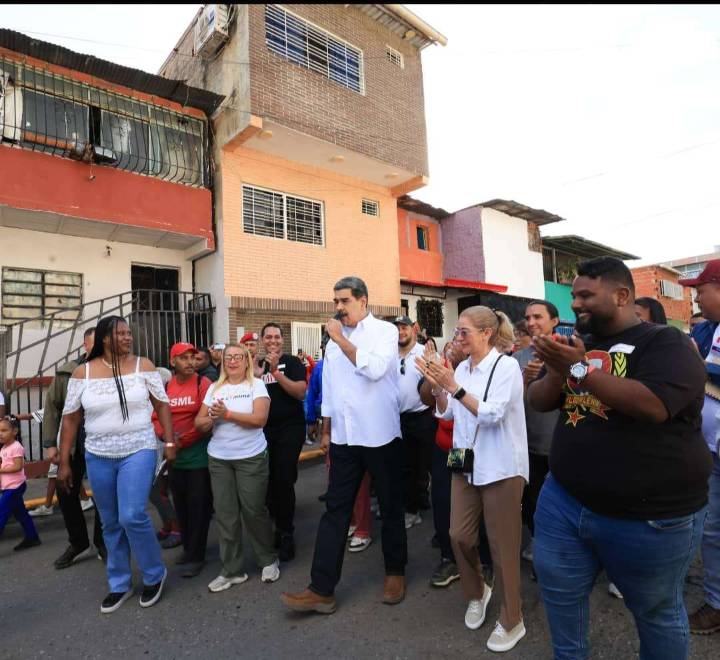 Maduro en recorrido por la comuna Amalivaca destaca valentía del pueblo